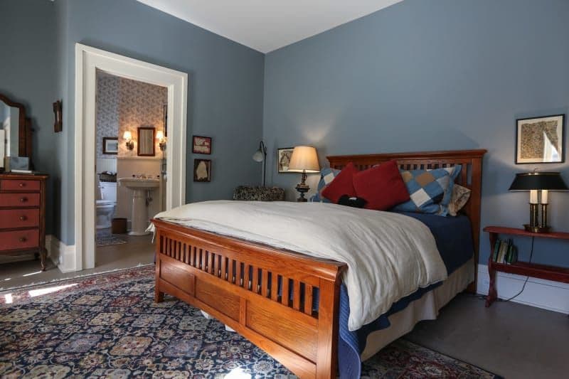 Curtiss queen room